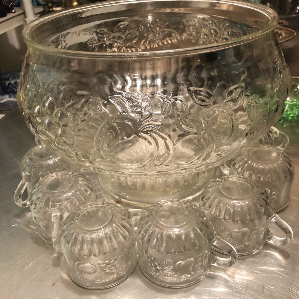 3486 VTG Punch Bowl Large Clear Glass Fruit Pattern  12 Cups 1 Plastic Ladle